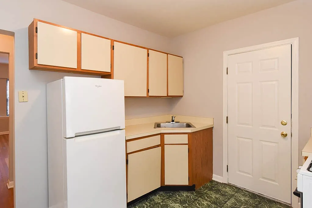 Adorable Studio, 1 Bath at Winthrop + Ardmore (Edgewater) — Photo 3