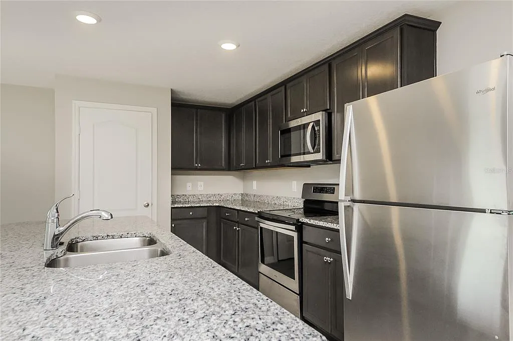 4 bed, 2.5 bath, 1852 sqft, $2,080 — Photo 4