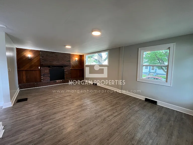 902 Park Ave — Photo 2