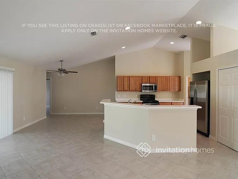 261 NE Granduer Ave — Photo 4