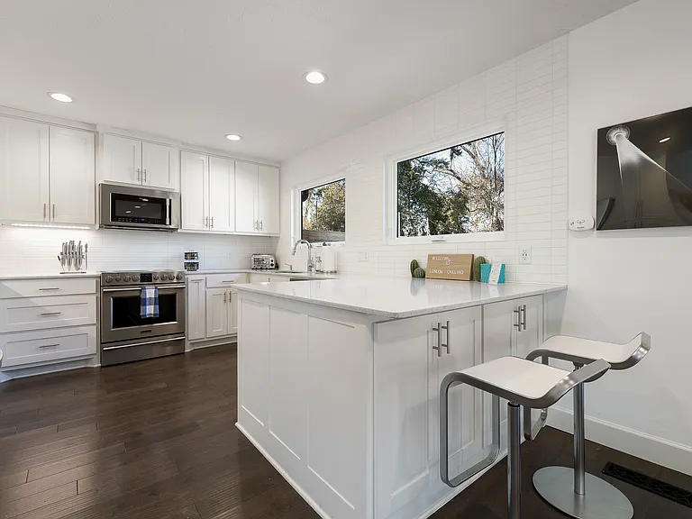 910 NW 8th St — Photo 10
