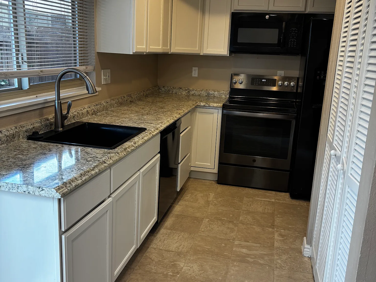 3 bed, 1400 sqft, $2,625 — Photo 3