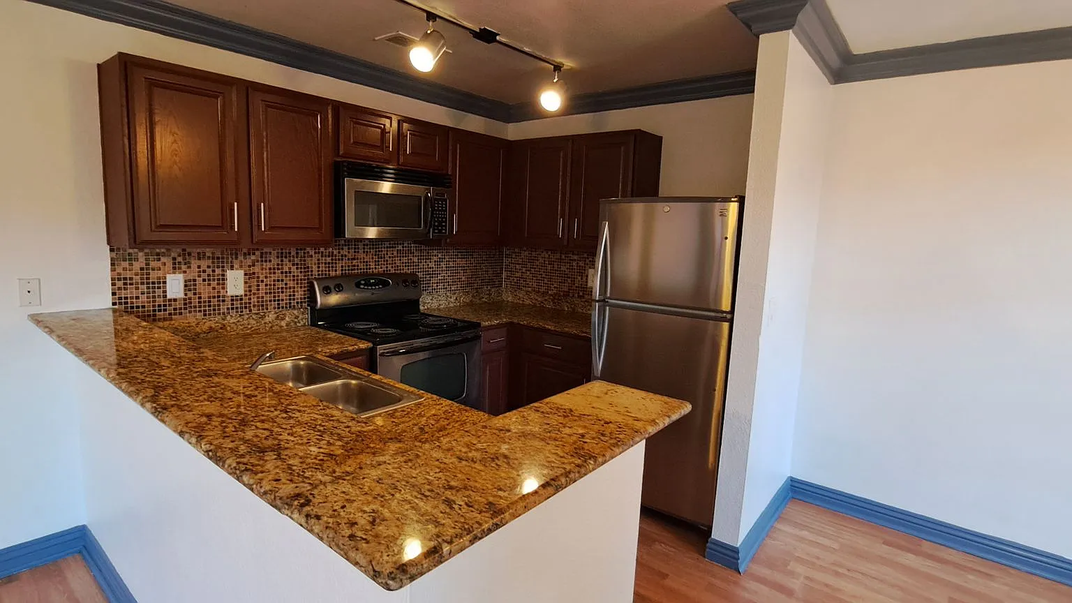 Beautiful CONDO — Photo 2