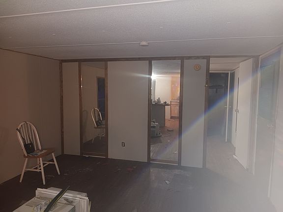 5th image of 305 Dowtin Ln