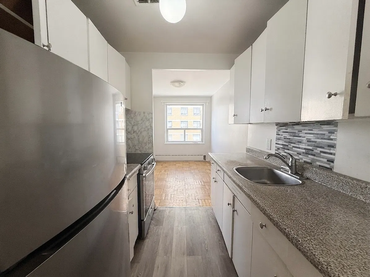 420 Eglinton Ave E - 406 — Photo 3