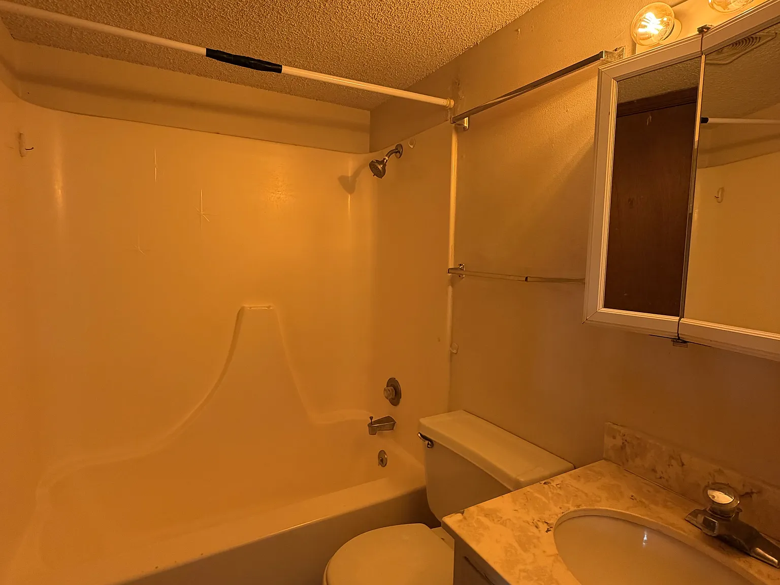 2 bed, 700 sqft, $900 — Photo 2