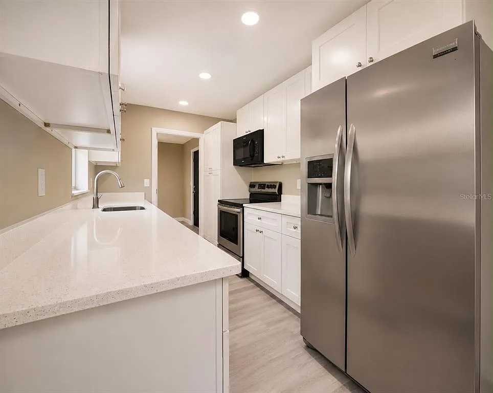 4 bed, 2.0 bath, 1056 sqft, $2,200 — Photo 4