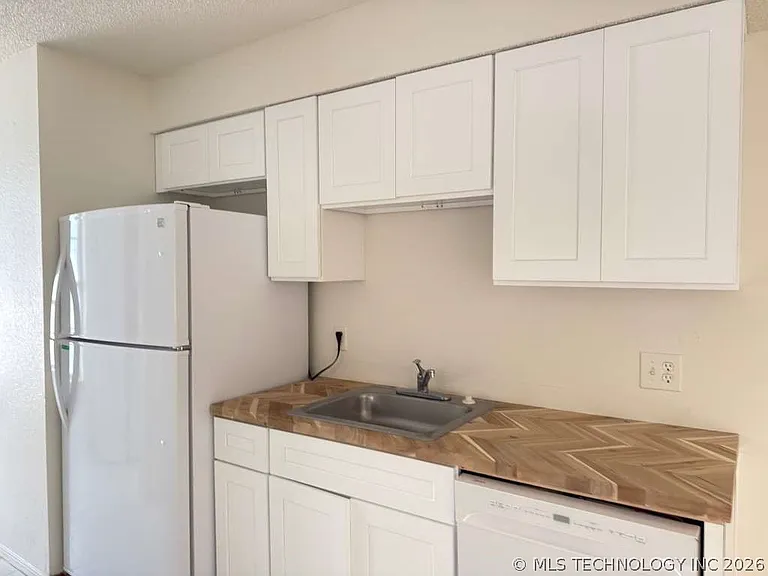 2221 E 67th St #1309 — Photo 10