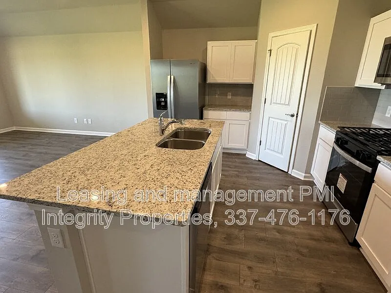 4 bed, 2.0 bath, 1874 sqft, $1,900 — Photo 4