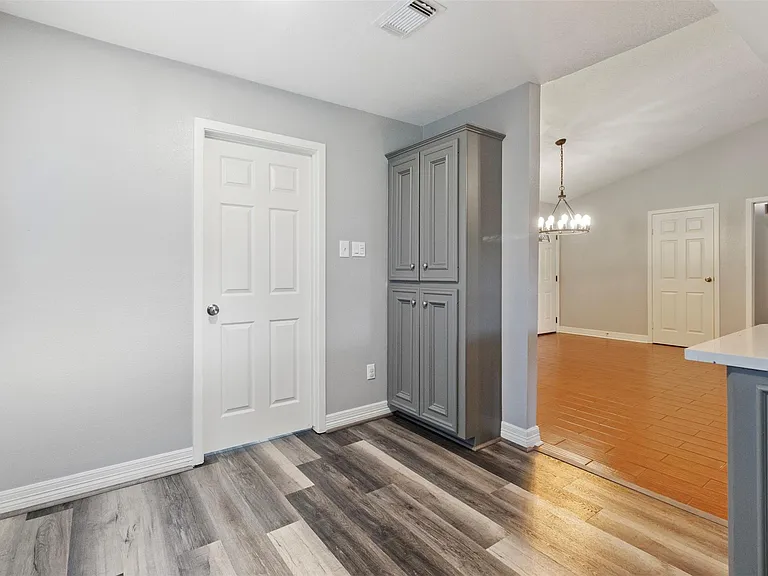 210 Pecan Valley Ct — Photo 12
