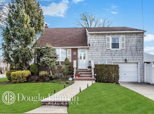 38 Euston Rd S, West Hempstead, NY 11552
