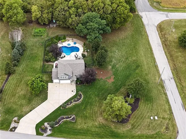 9510 Corliss Ct, De Soto, KS 66018
