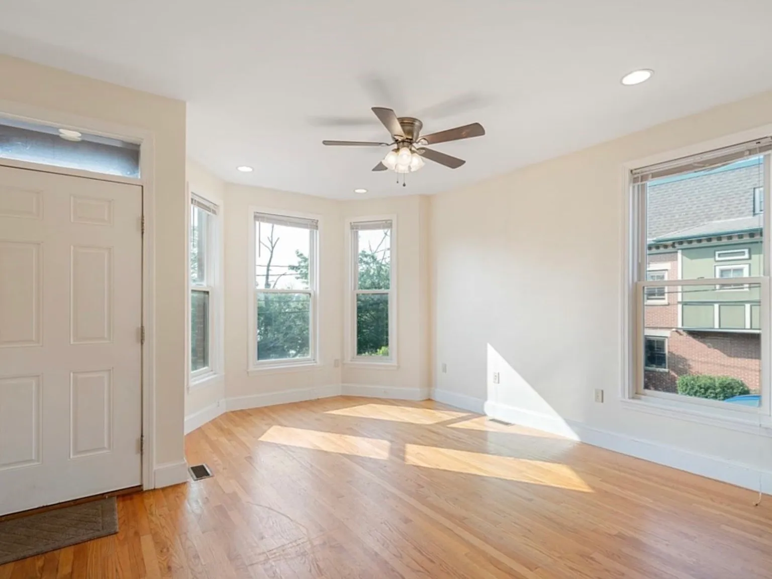 3 bed, 2.0 bath, 1500 sqft, $4,100 — Photo 4