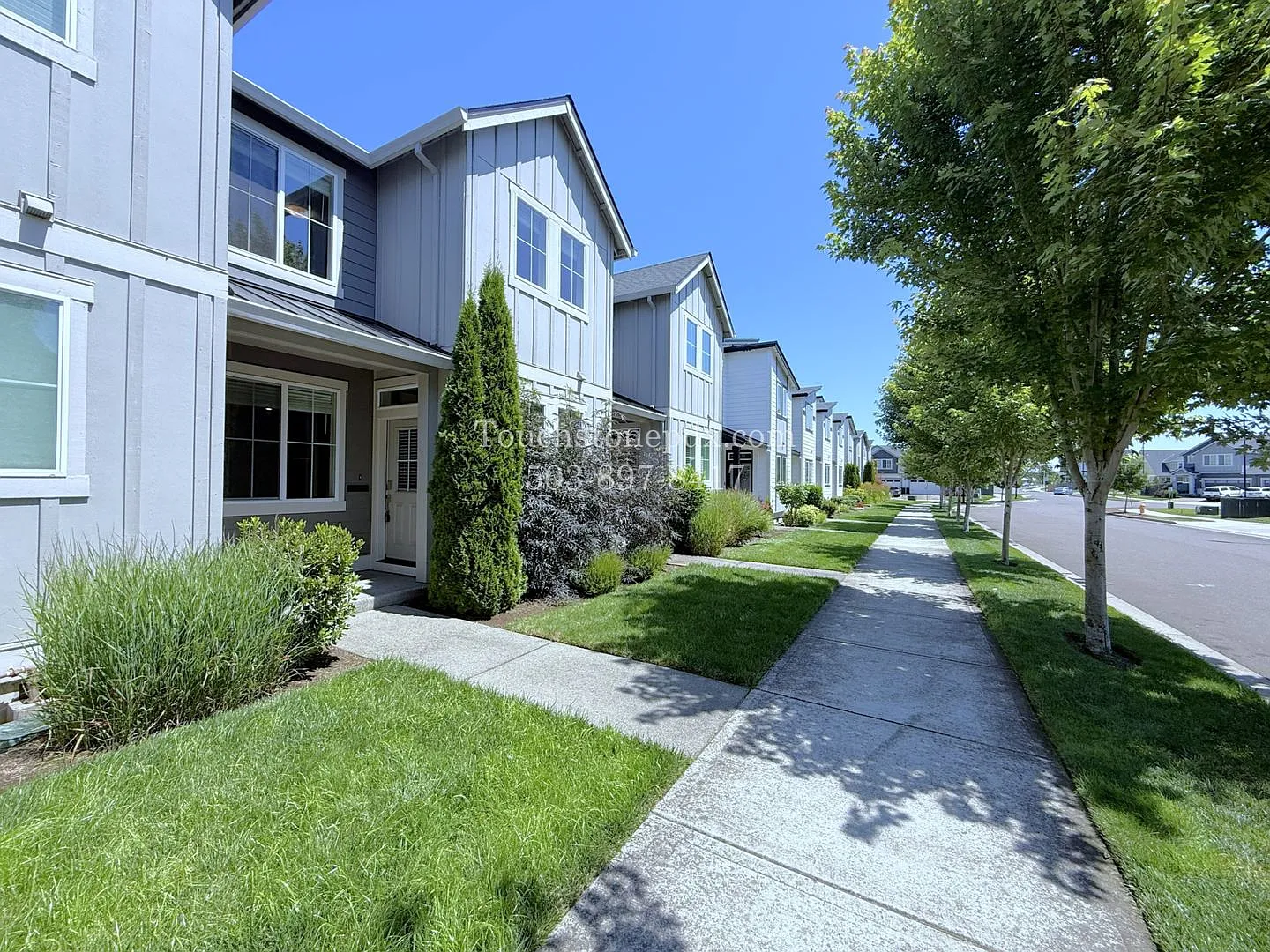Move In Ready! Call Today! Modern Hillsboro Townhome With Ac, Electric Fireplace, And 2 Car Garage — Photo 2