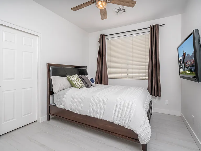 1036 E Susan Ln — Photo 14