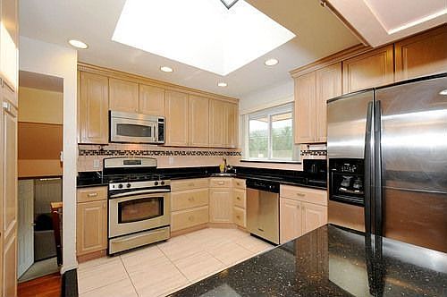 4th image of 13 Birchwood Ct E