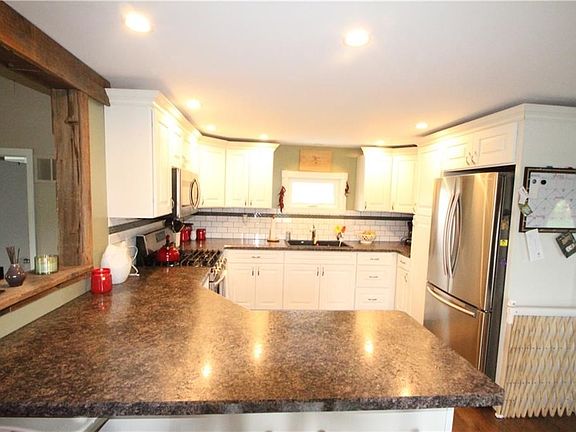 5th image of 10 Harmon Ln
