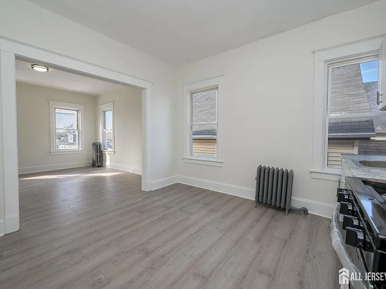 377 Delavan St #2 — Photo 7