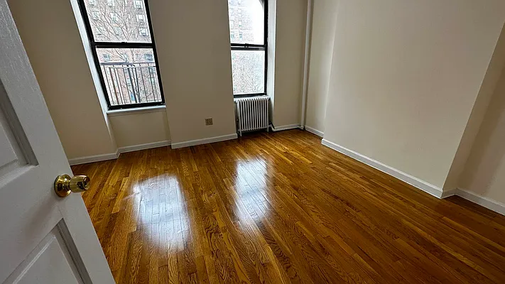 Rented by HOLTON REAL ESTATE INC. | media 4