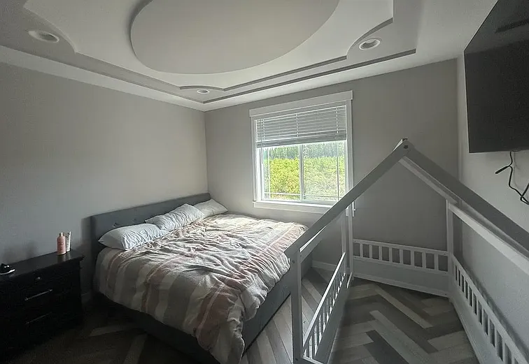 111 E Hemlock Ln — Photo 5