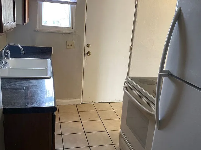 4046-4048 Halsey Pl — Photo 9