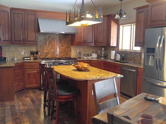 Gourmet Kitchen w Granite