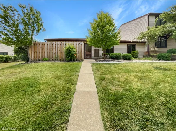 15179 Pine Hill Trl #B38, Middleburg Heights, OH 44130