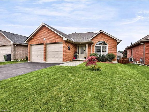 3rd image of 62 Redbud Cres