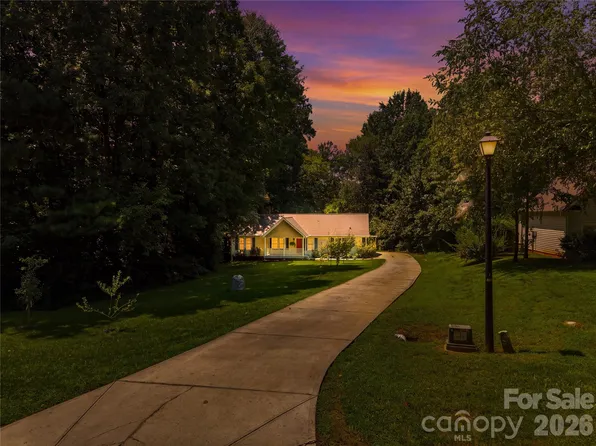 3555 Lake Bluff Dr, Sherrills Ford, NC 28673