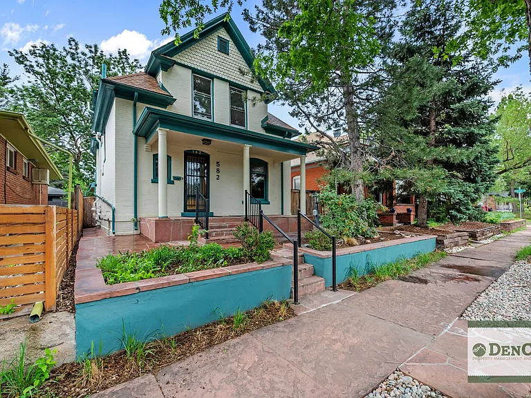582 S Grant St — Photo 1