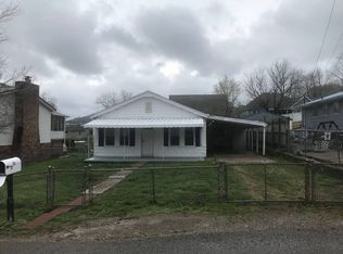 105 Valley Dr, Nitro, WV 25143