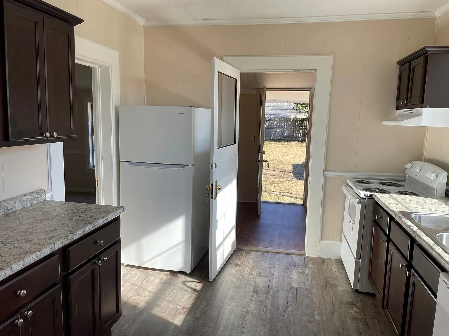 3 bed, 1000 sqft, $1,200 — Photo 2