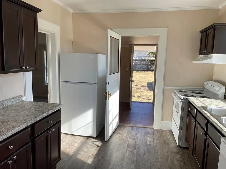 902 E Barnard St — Photo 2