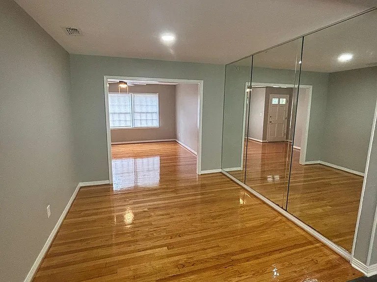 320 Vanderbilt Dr — Photo 4