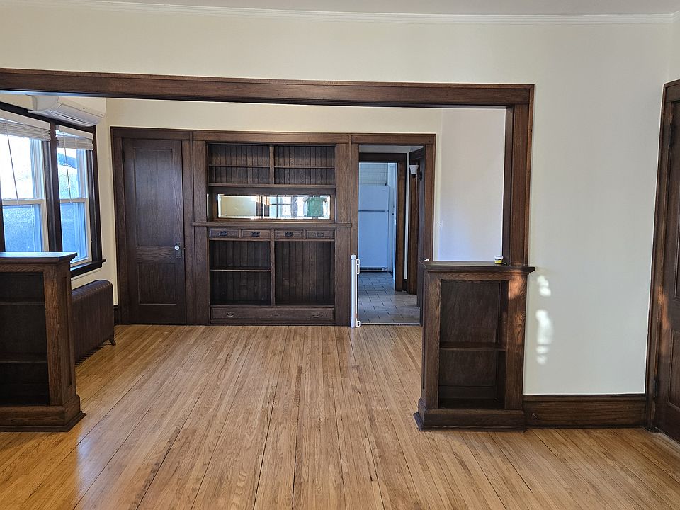 This professionally cleaned unit is full of stand out features.