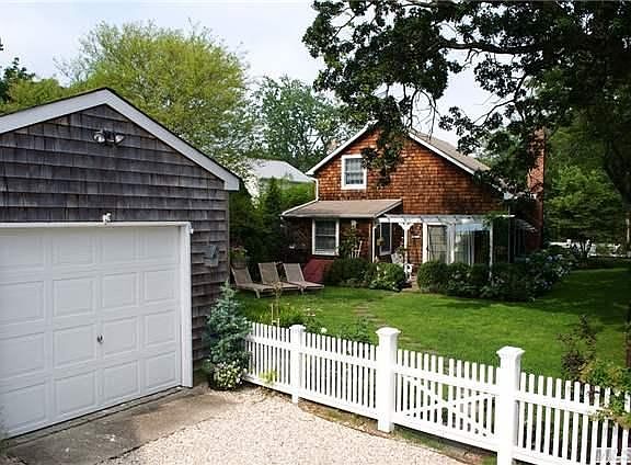 1 car garage. Driveway fits 3 cars!