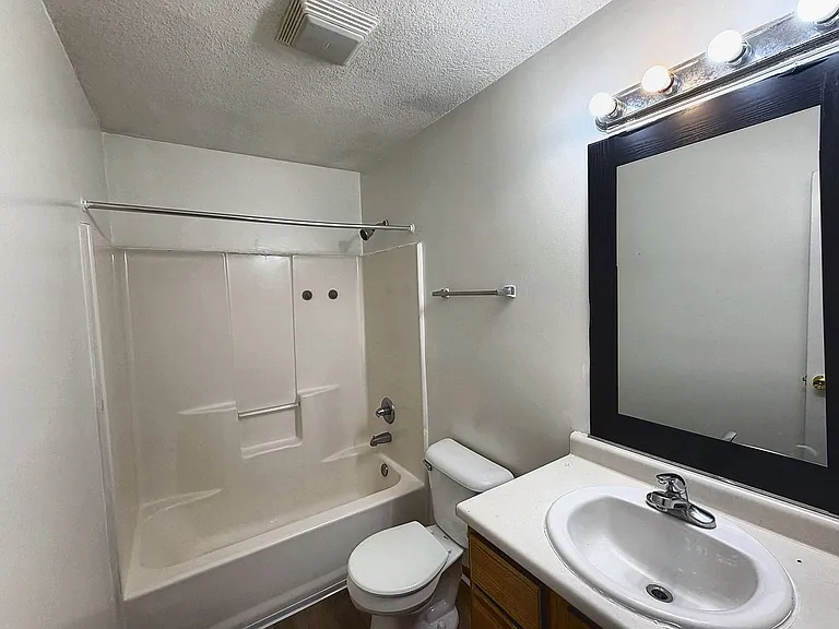 523 W Mulberry St — Photo 14