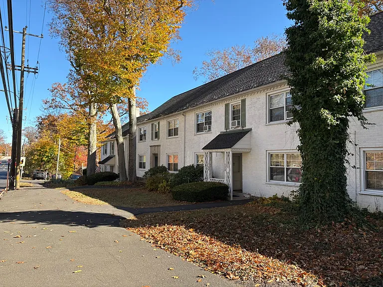 Jericho Manor Apartments — Photo 14