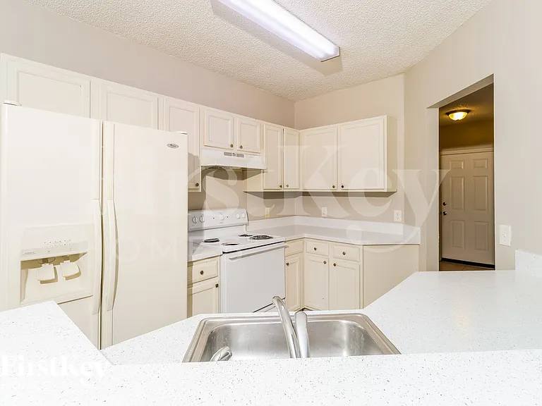 1163 Schumann Dr — Photo 6