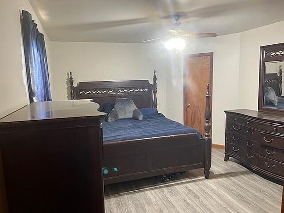 3rd image of 1914 Oak Ln