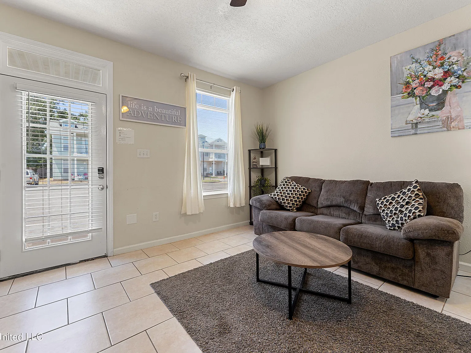 3 bed, 3.0 bath, 1158 sqft, $1,950 — Photo 2