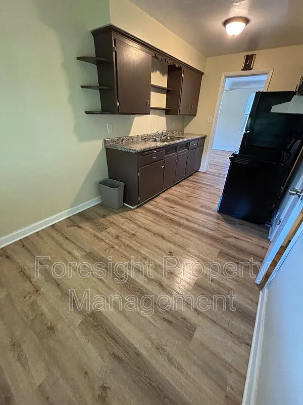 2 bed, 1.0 bath, $1,400 — Photo 3