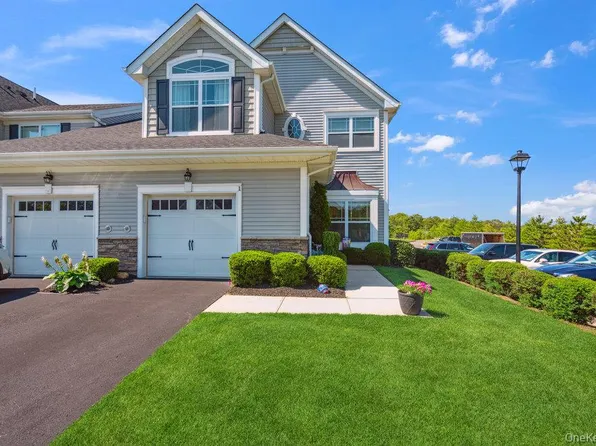 1 Willow Ter, Coram, NY 11727