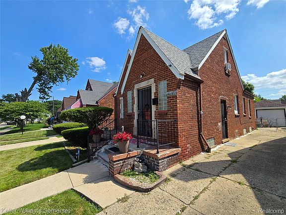 2nd image of 15860 Sorrento St