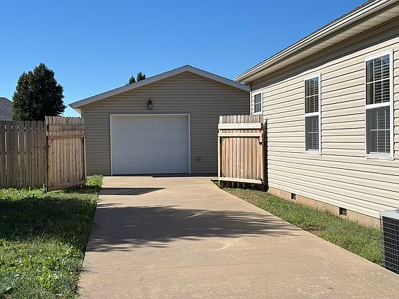 5th image of 704 Silver Oaks Drive