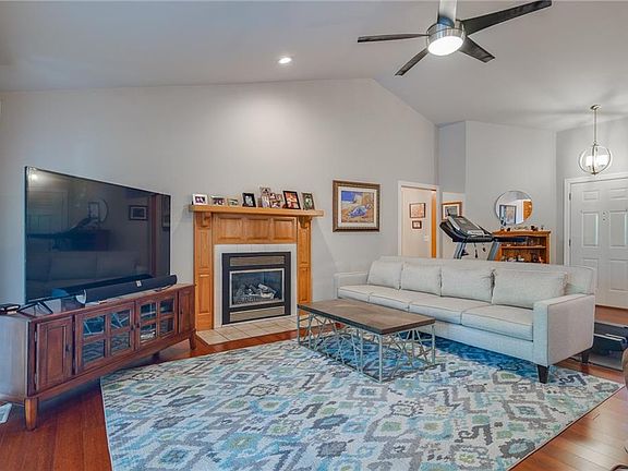 5th image of 15 Stevenson Ln