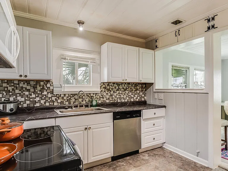 1228 E Henry St — Photo 7