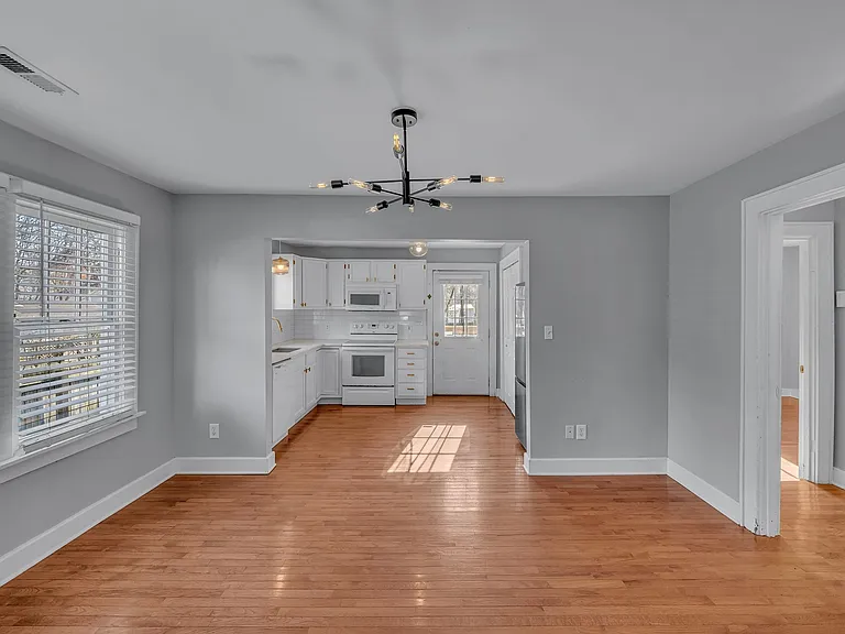 914 W Greenwood Ave — Photo 4