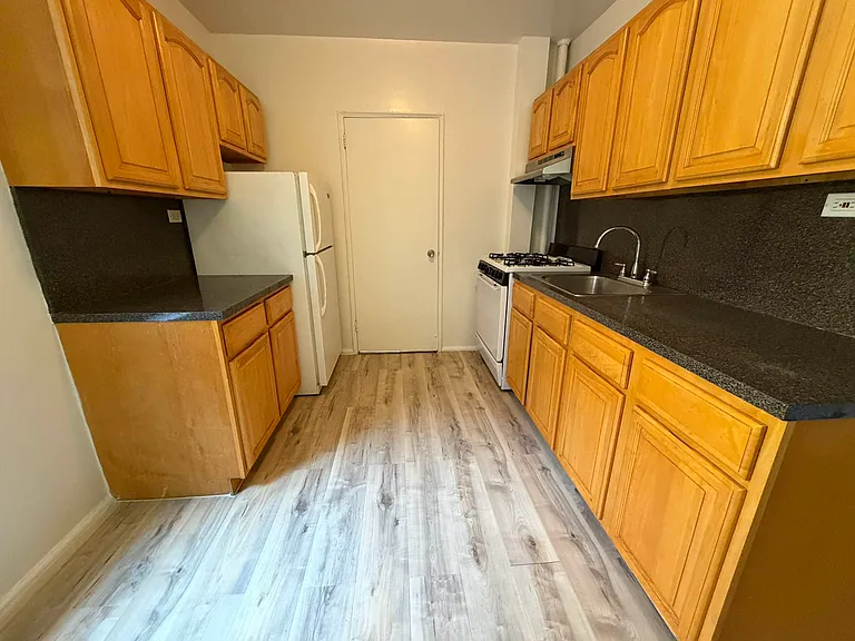 500 W 235th St #4G — Photo 3