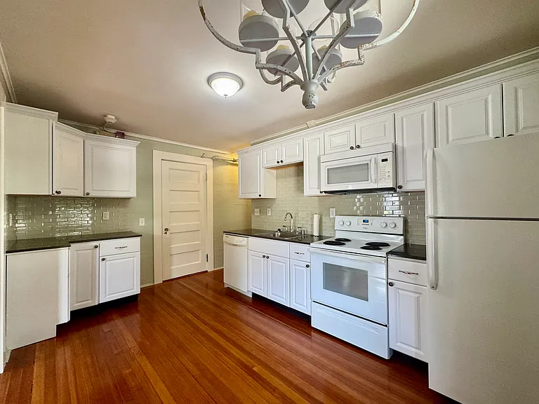 11 Walnut St #1 — Photo 4